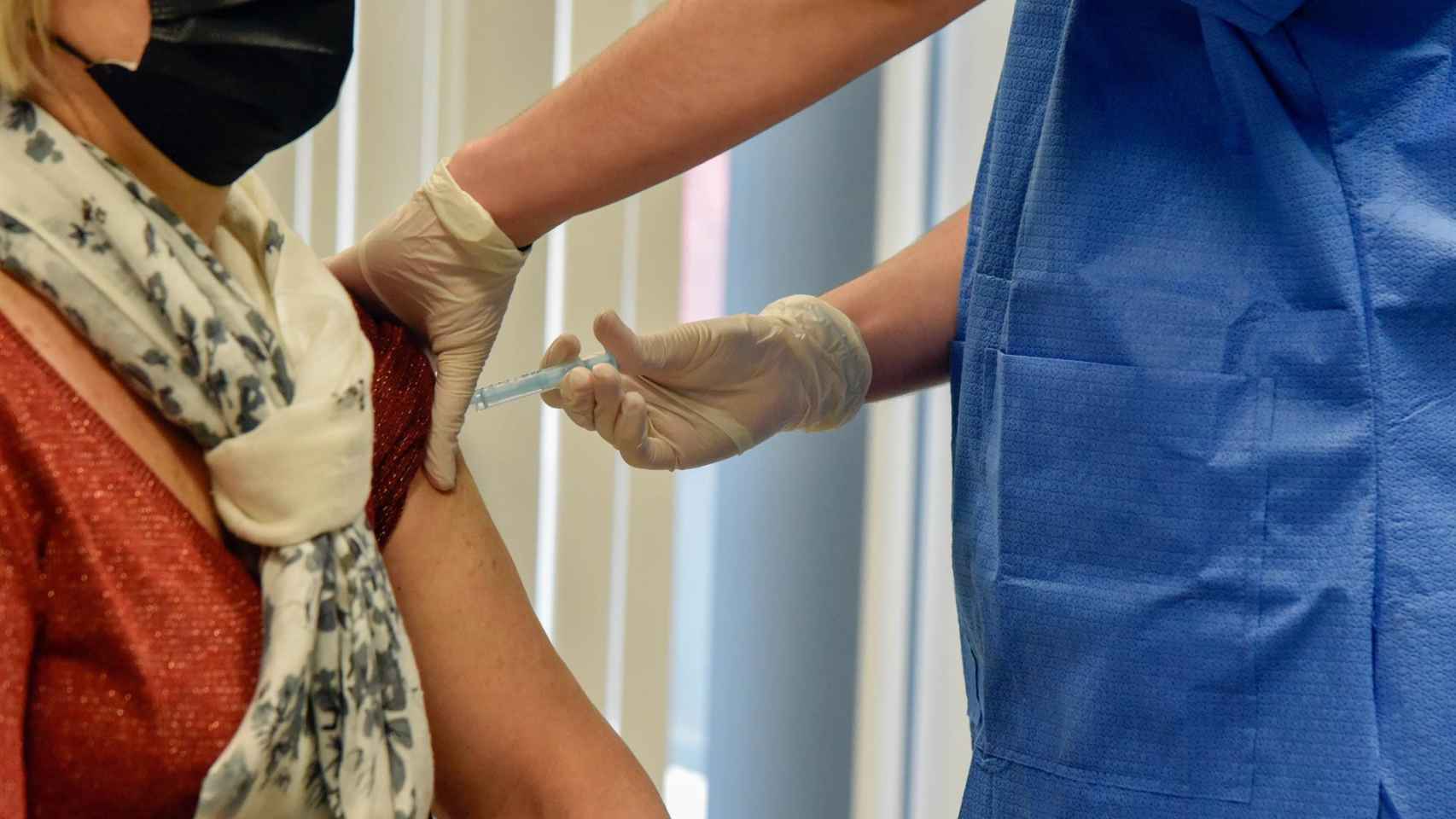 Una enfermera vacuna a una mujer contra el coronavirus en Barcelona / EUROPA PRESS