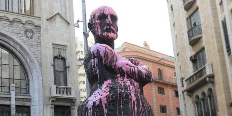 La estatua de Francesc Cambó en vía Laietana, vandalizada / TWITTER- ARTUROF66R