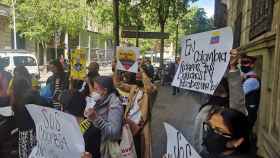 Protesta de colombianos en Barcelona este lunes frente al consulado / GUILLEM ANDRÉS
