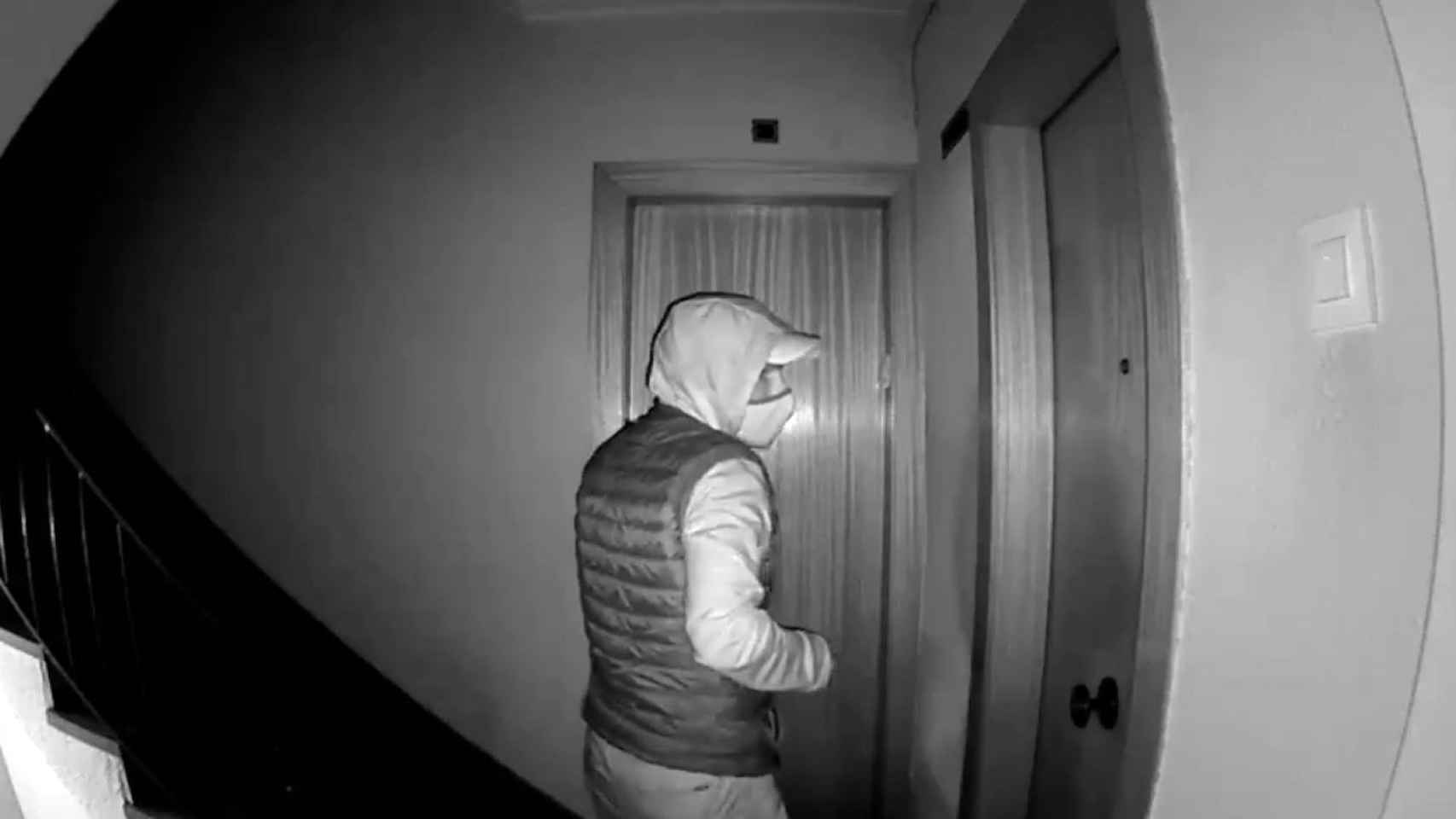 Imagen del hombre que ha colocado los marcadores en las puertas de los pisos en Cornellà / CEDIDA
