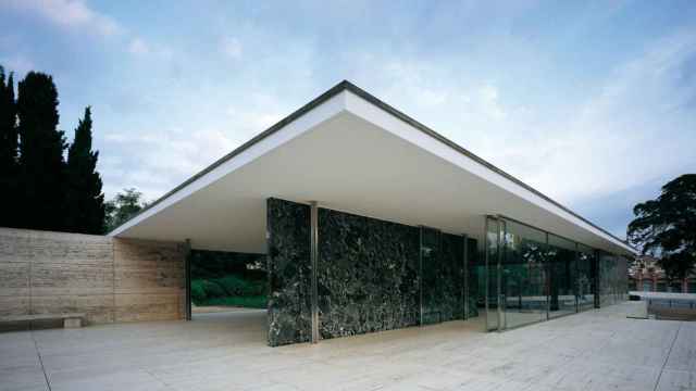 Exterior del pabellón alemán Mies Van Der Rohe / PABELLÓN MIES VAN DER ROHE