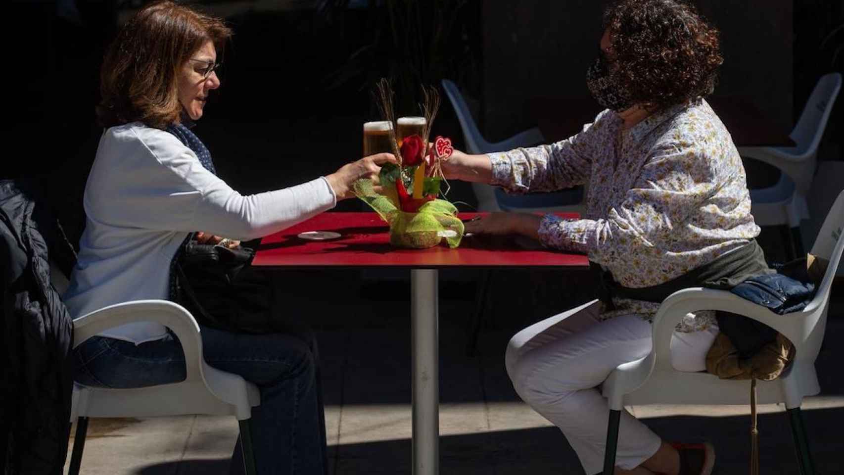 Dos personas sentadas en una terraza tomando una cerveza / EFE