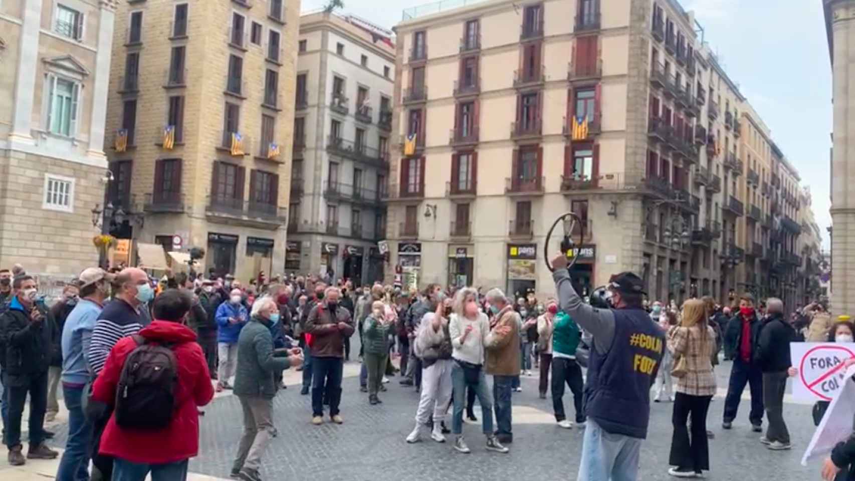 Manifestantes 'antiColau' durante la primera protesta que terminó en la plaza de Sant Jaume / V.M.