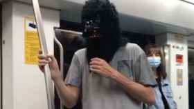 Un hombre con una máscara de gorila en el metro de Barcelona / ADN SINDICAL