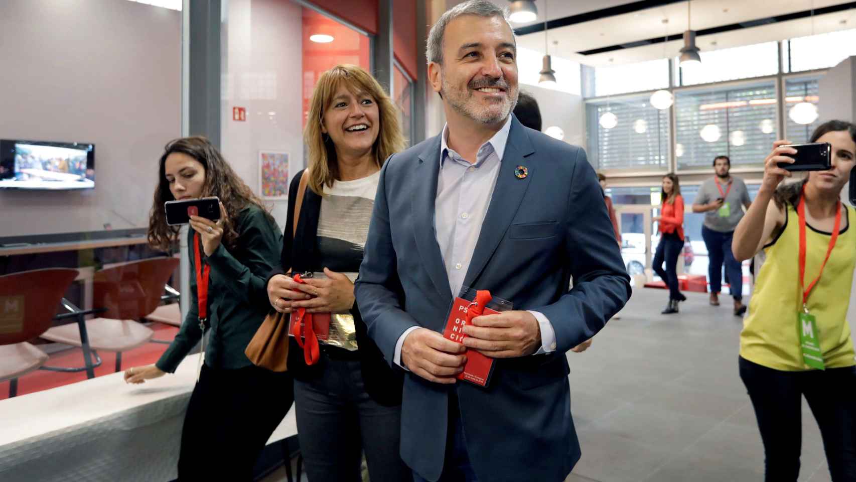 El primer teniente de alcalde de Barcelona, Jaume Collboni, junto a Laia Bonet / EFE