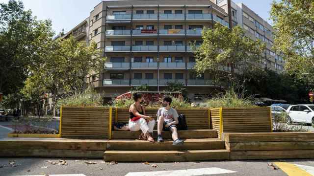 Mobiliario urbano en una confluencia pacificada / AJ BCN