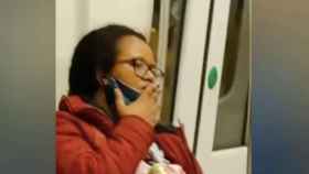 Una mujer fuma y tose en el metro de Barcelona / BCN LEGENDS