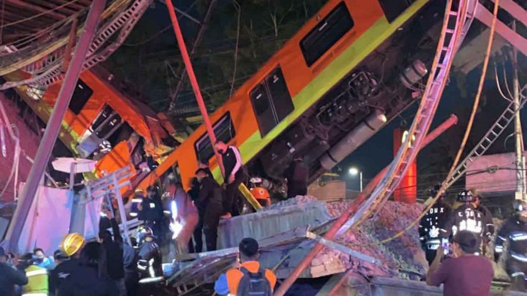 Al menos 15 muertos al derrumbarse un puente del metro elevado en México / TWITTER