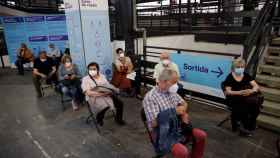 Un grupo de personas esperan para vacunarse en Fira de Barcelona / EFE - TONI ALBIR