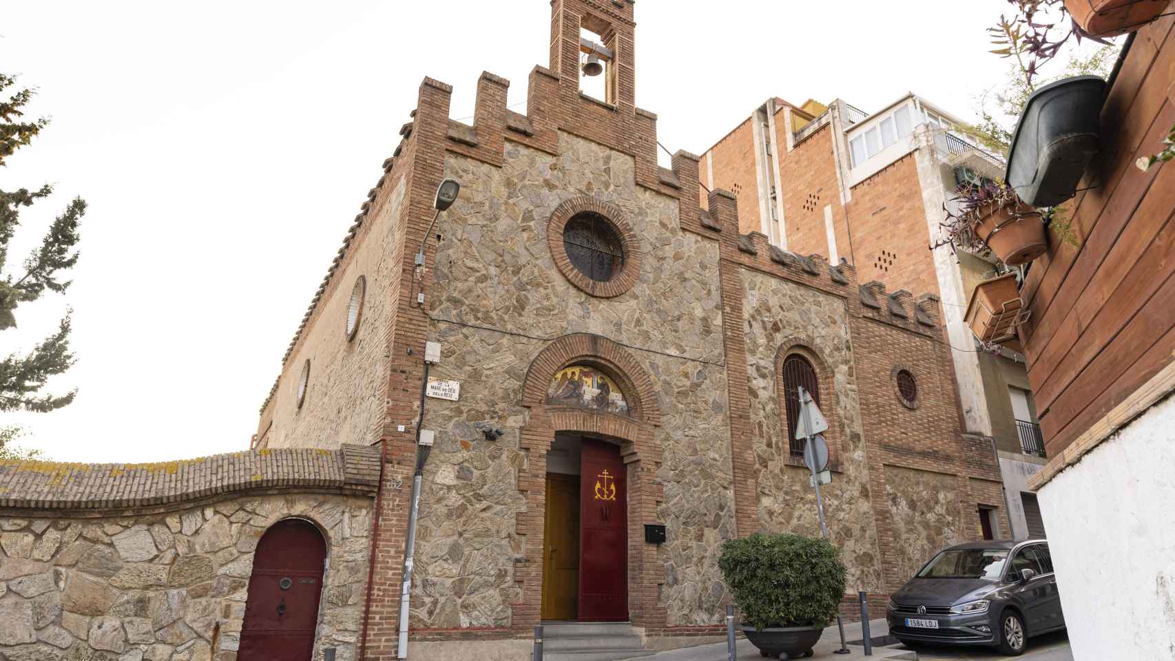 Fachada frontal de la iglesia ortodoxa de Vallcarca / INMA SANTOS