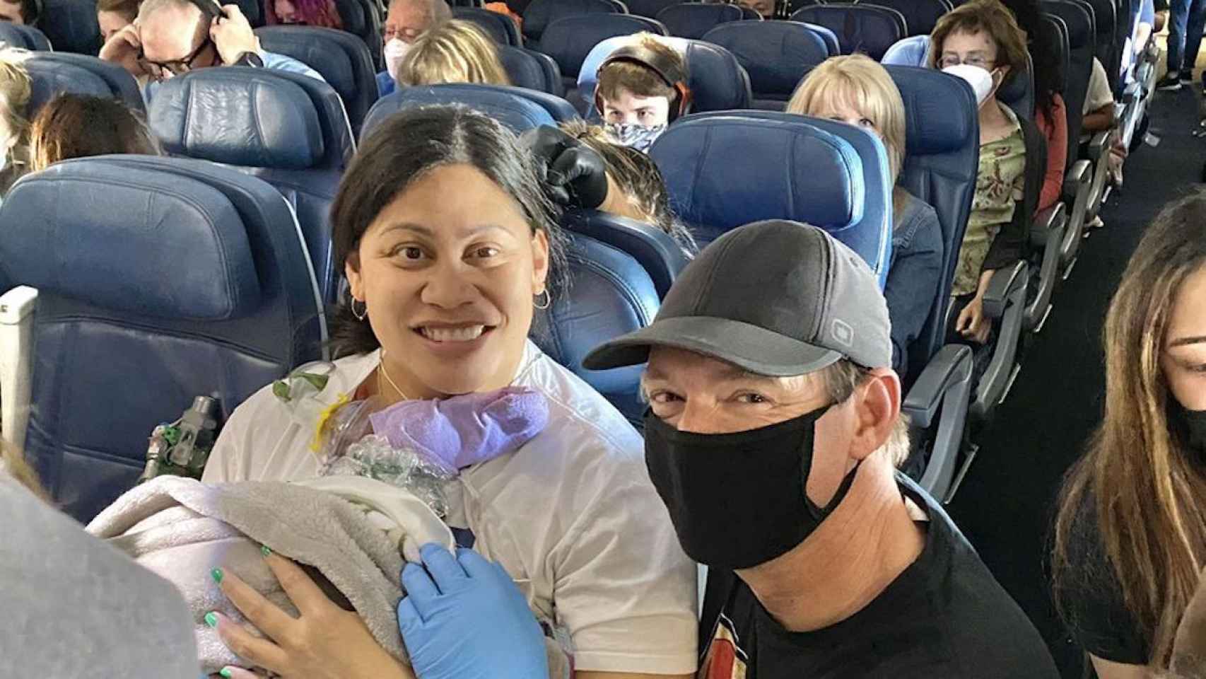 Una mujer no sabía que estaba embarazada y da a luz en pleno vuelo rumbo a Hawái