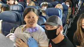 Una mujer no sabía que estaba embarazada y da a luz en pleno vuelo rumbo a Hawái