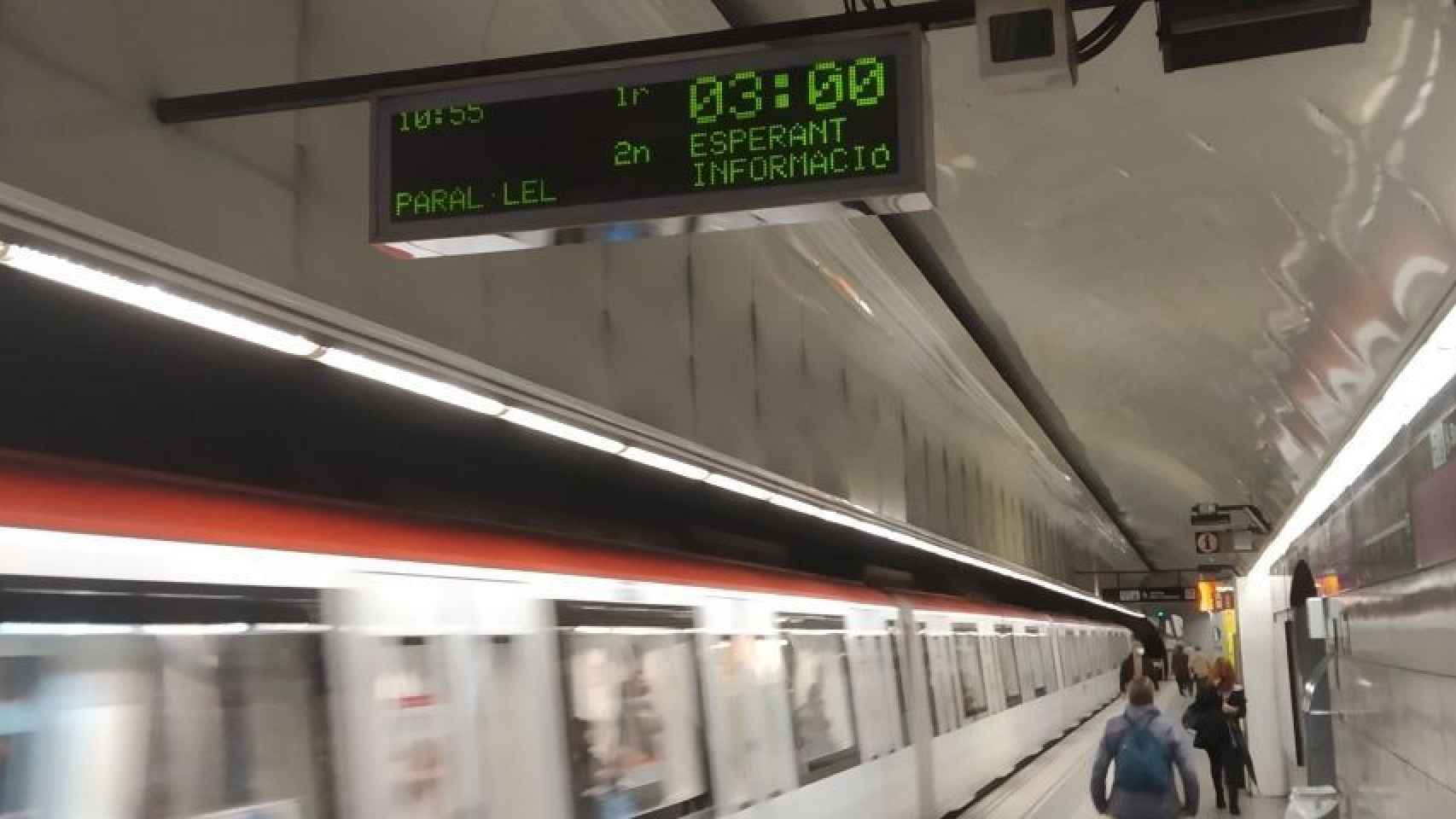 Un metro de la L2 en la estación de paseo de Gràcia / METRÓPOLI - JORDI SUBIRANA