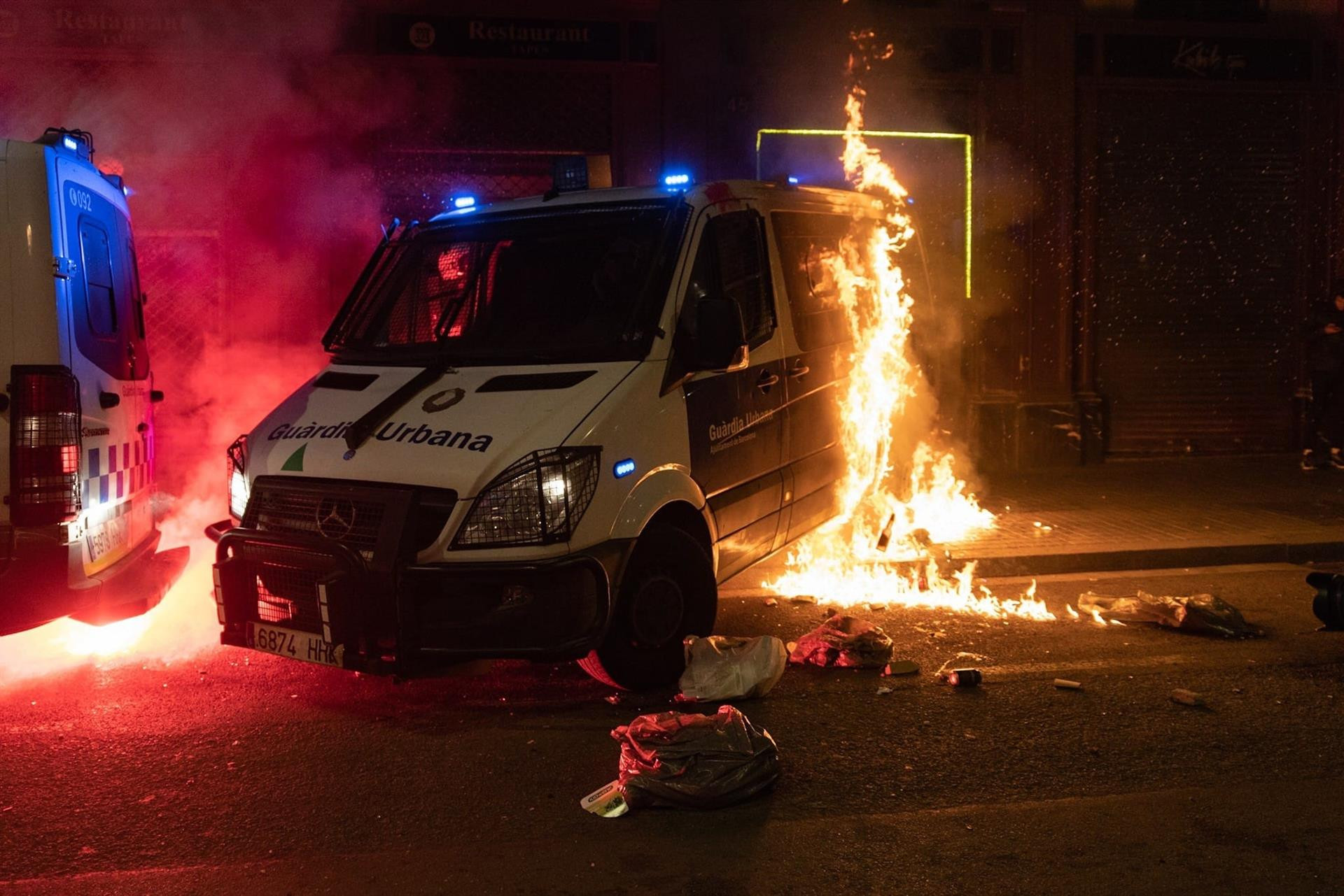 Furgón quemado de la Guardia Urbana durante las protestas de Hasél / EUROPA PRESS