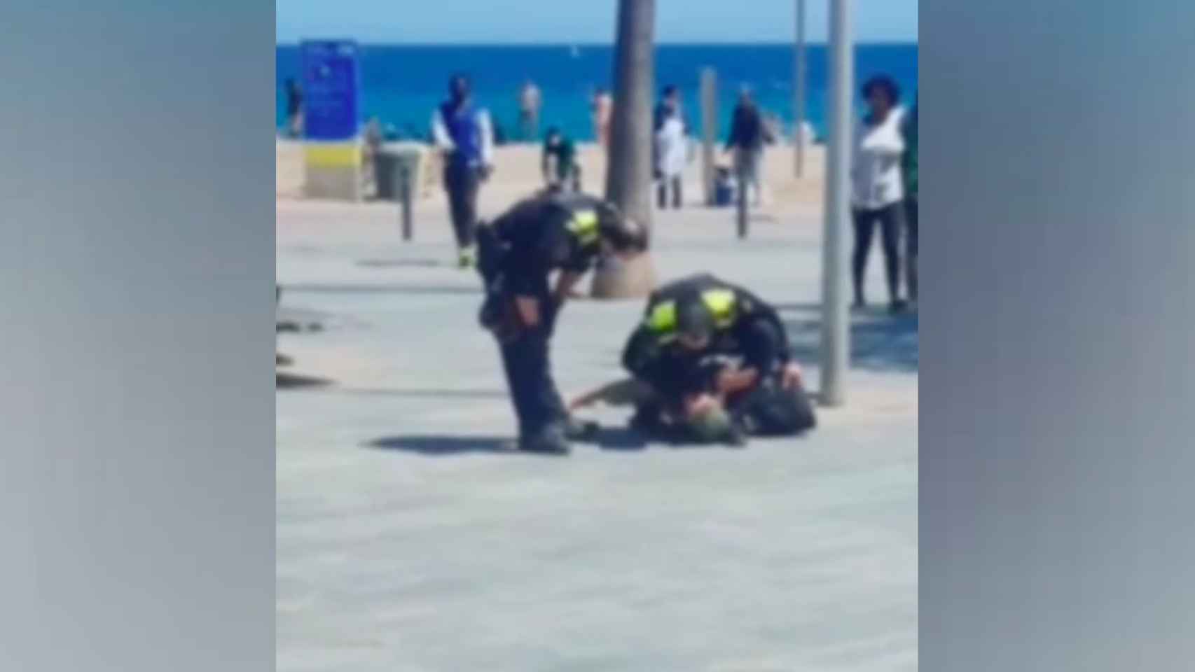 Una patrulla de la Urbana reduce a un hombre ebrio y violento en La Barceloneta / BCNLEGENDS