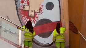 Operarios de limpieza del Ayuntamiento retiran el mural de la Kasa de la Muntanya / REDES SOCIALES
