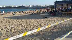 Una cinta de la Guardia Urbana en una playa de Barcelona / METRÓPOLI - JORDI SUBIRANA