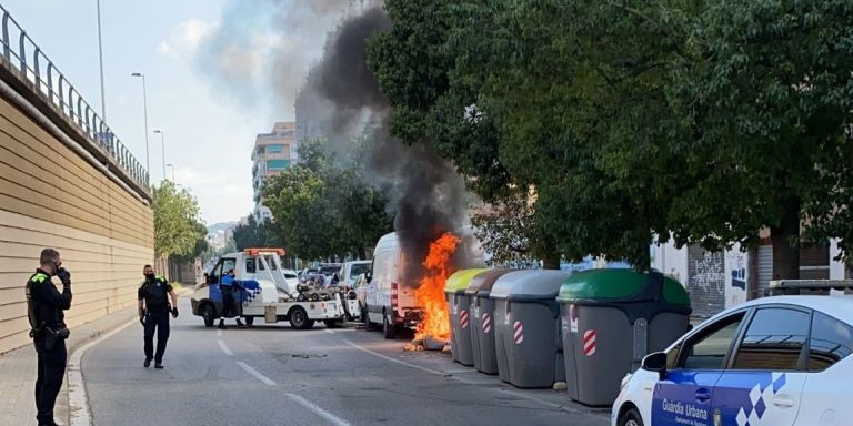 Otra imagen del incendio de unos contenedores en Badalona / REDES SOCIALES
