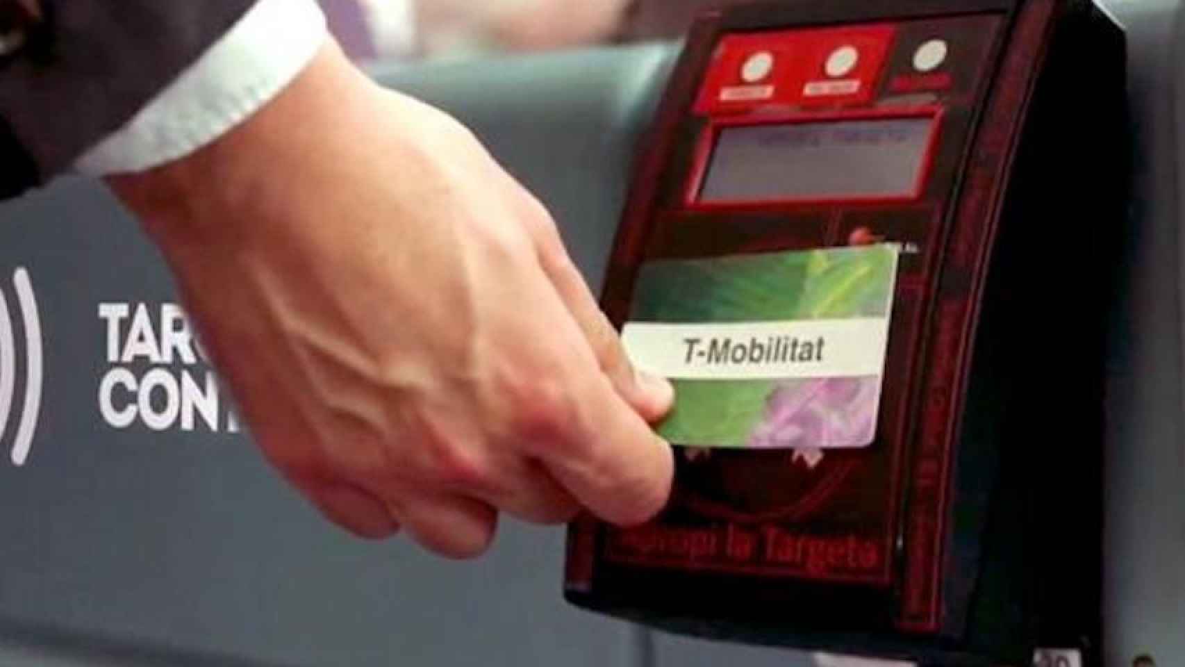 Un usuario utiliza una T-Mobilitat / ATM