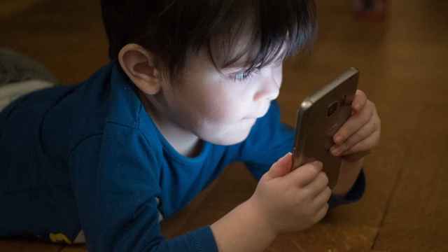 Un niño pequeño con un teléfono móvil, en una imagen de archivo