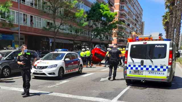 Coche volcado en un espectacular accidente producido en la Zona Franca / TWITTER - Guardia Urbana