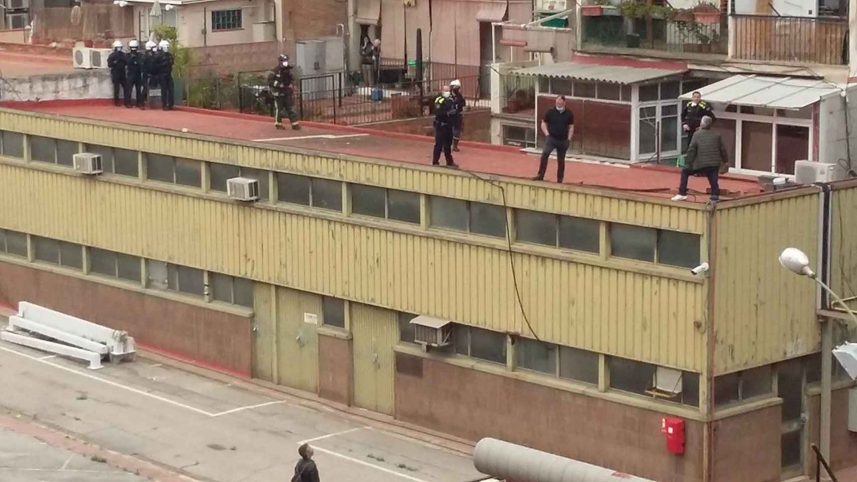 El hombre en el tejado de la Sagrada Família con bomberos y agentes de la Guardia Urbana / TWITTER ANDREU FARRÀS
