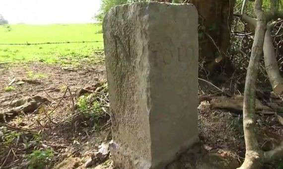 Esta es la piedra que marca la frontera entre Bélgica y Francia en Erquelinnes / REDES SOCIALES