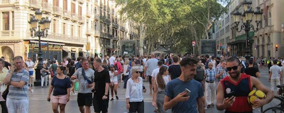 Turistas en la Rambla de Barcelona en una imagen de archivo / EUROPA PRESS