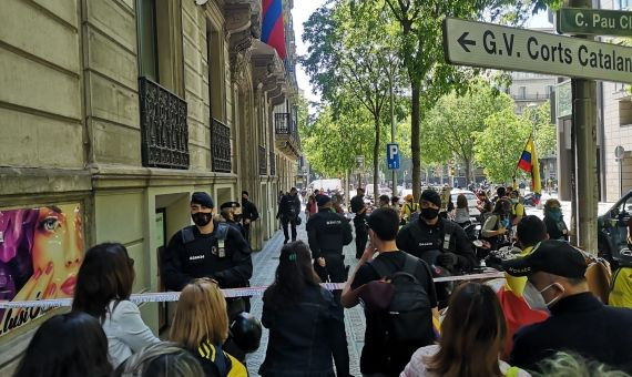 Agentes de los Mossos d'Esquadra blindan el consulado de Colombia en Barcelona / G.A.