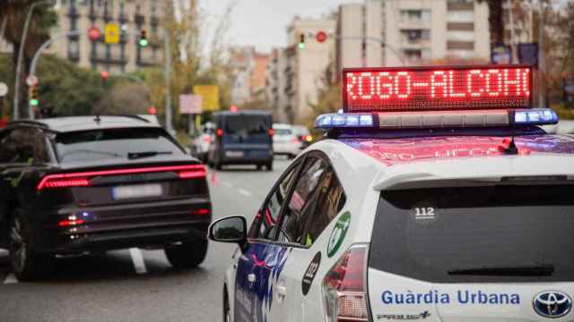 Un coche de la Guardia Urbana junto al vehículo del conductor que circulaba drogado y borracho / TWITTER GUARDIA URBANA