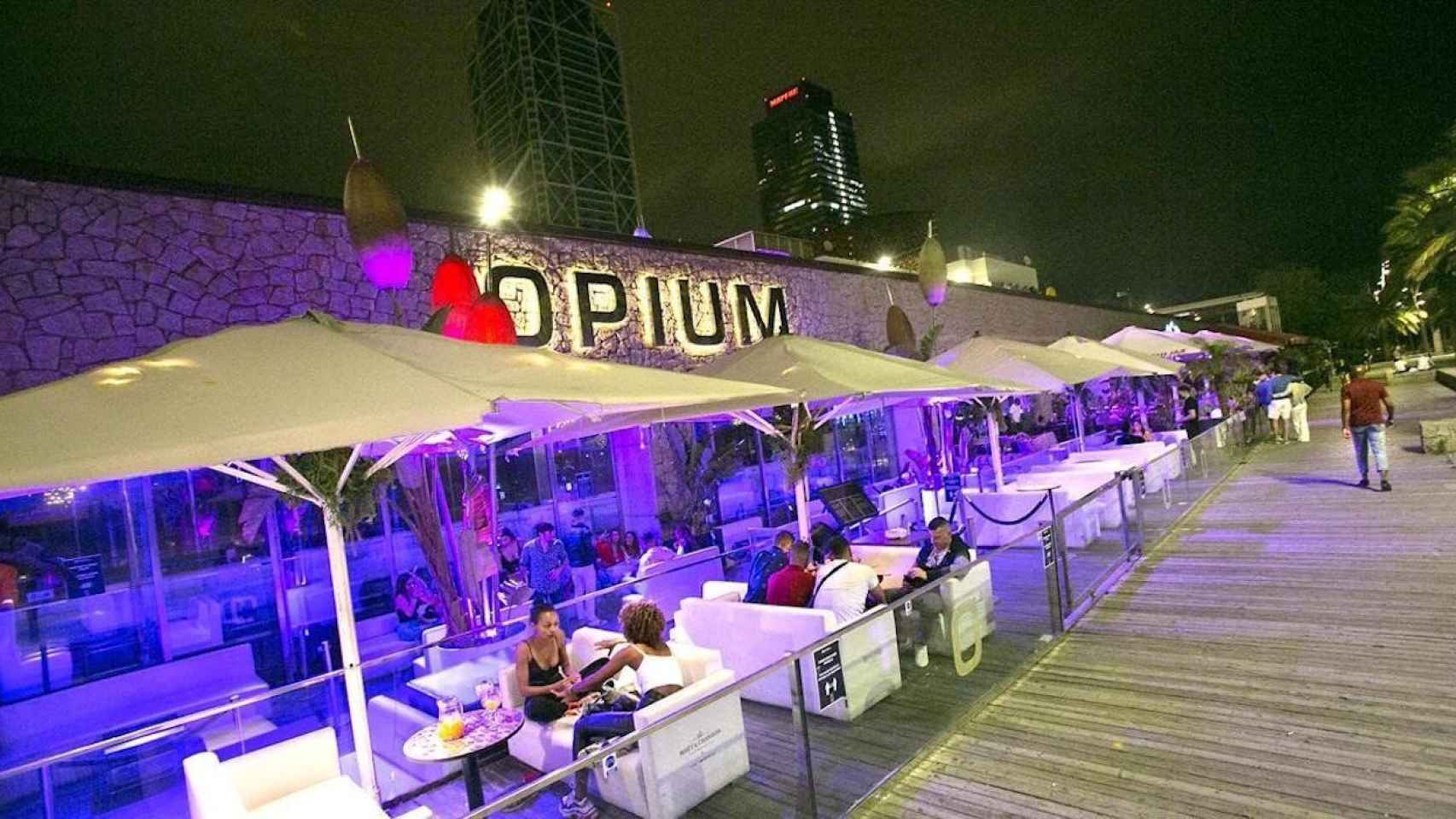 Terraza de la discoteca Opium, el principal local perseguido por el gobierno de Colau para ampliar el CSIC / ARCHIVO