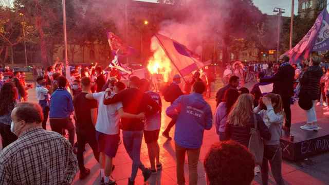 Imágenes de la celebración perica en plaza Universitat / CEDIDA