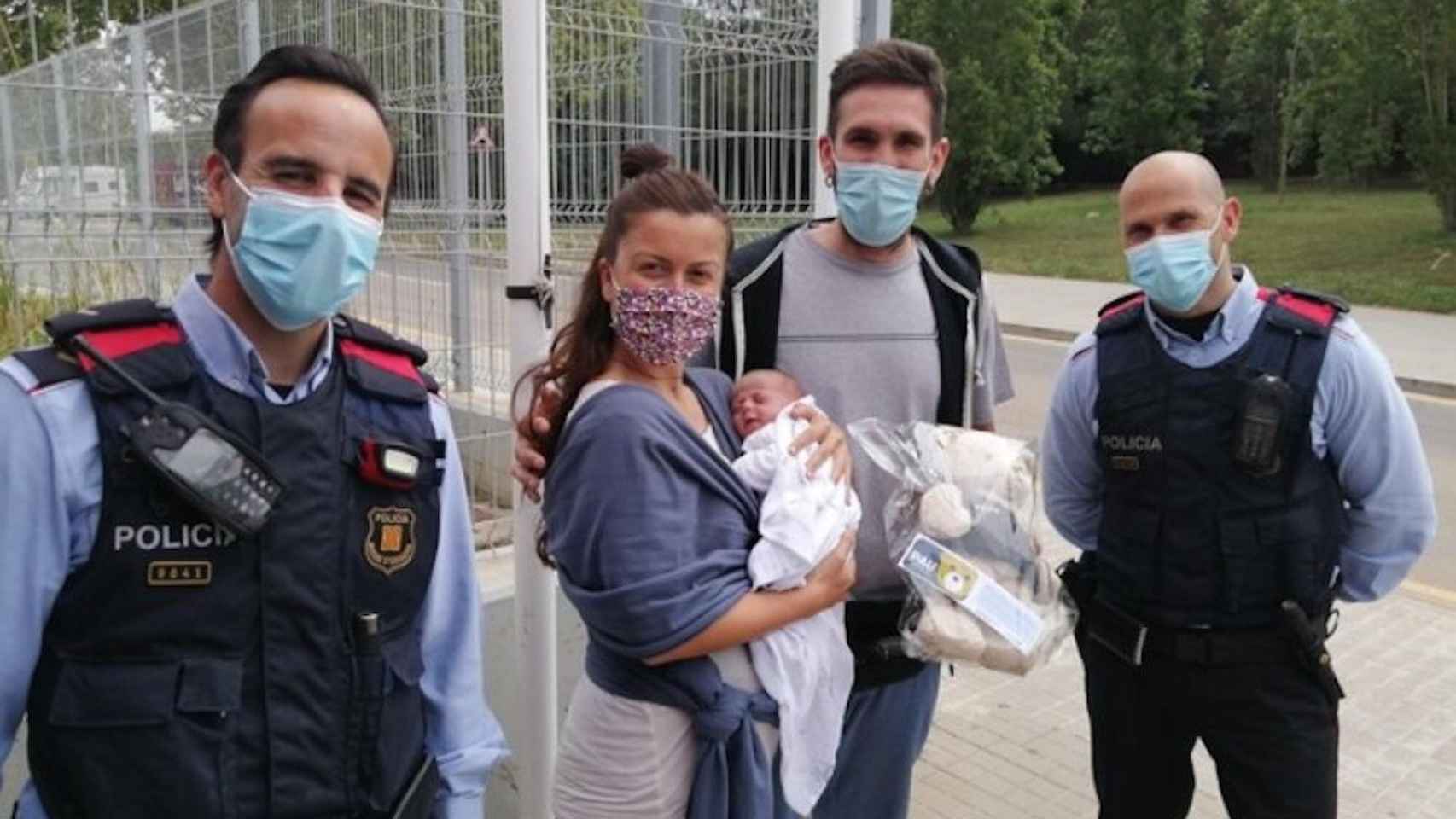 Los padres de la criatura y los dos mossos que asistieron el parto en un parking de Castelldefels / MOSSOS D'ESQUADRA
