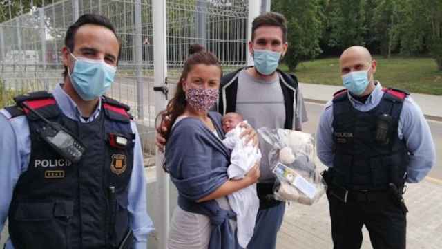 Los padres de la criatura y los dos mossos que asistieron el parto en un parking de Castelldefels / MOSSOS D'ESQUADRA