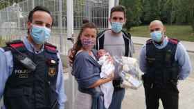Los padres de la criatura y los dos mossos que asistieron el parto en un parking de Castelldefels / MOSSOS D'ESQUADRA