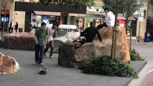 Varias personas reconvierten un monumento del Ayuntamiento en un skatepark improvisado / PP BARCELONA