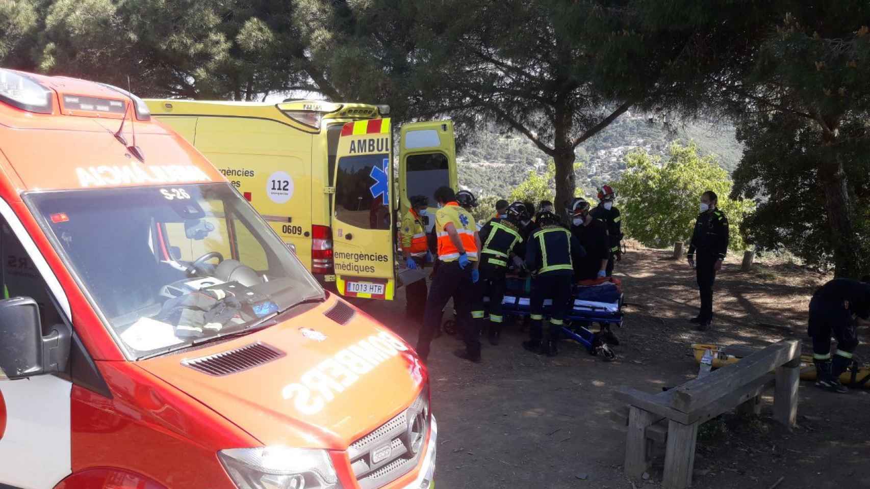 Un ciclista herido, trasladado en ambulancia desde Collserola / BOMBERS DE BARCELONA