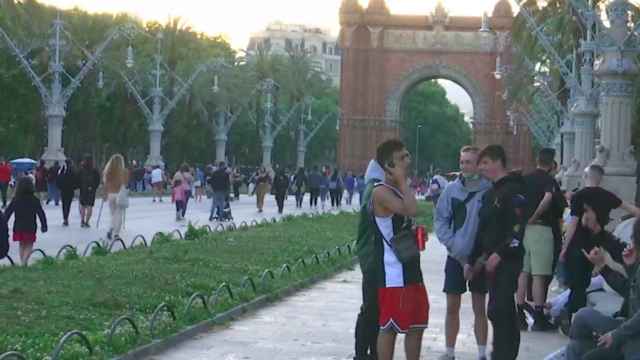 Cientos de personas sin mascarilla en Arc de Triomf antes del último toque de queda / TV3