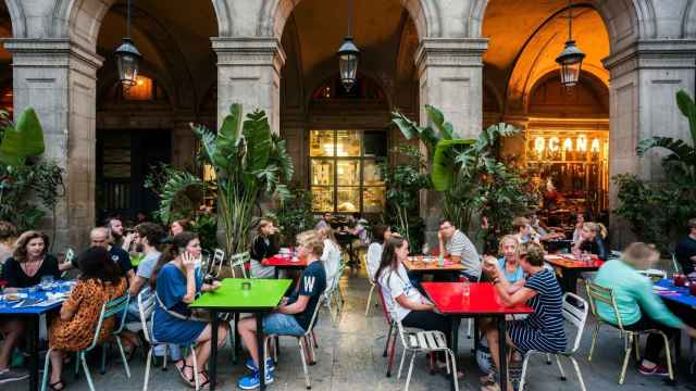 Varias personas en una terraza de la Plaza Reial / PINTEREST