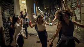 Varias personas en el centro de Barcelona tras el levantamiento del estado de alarma / EUROPA PRESS