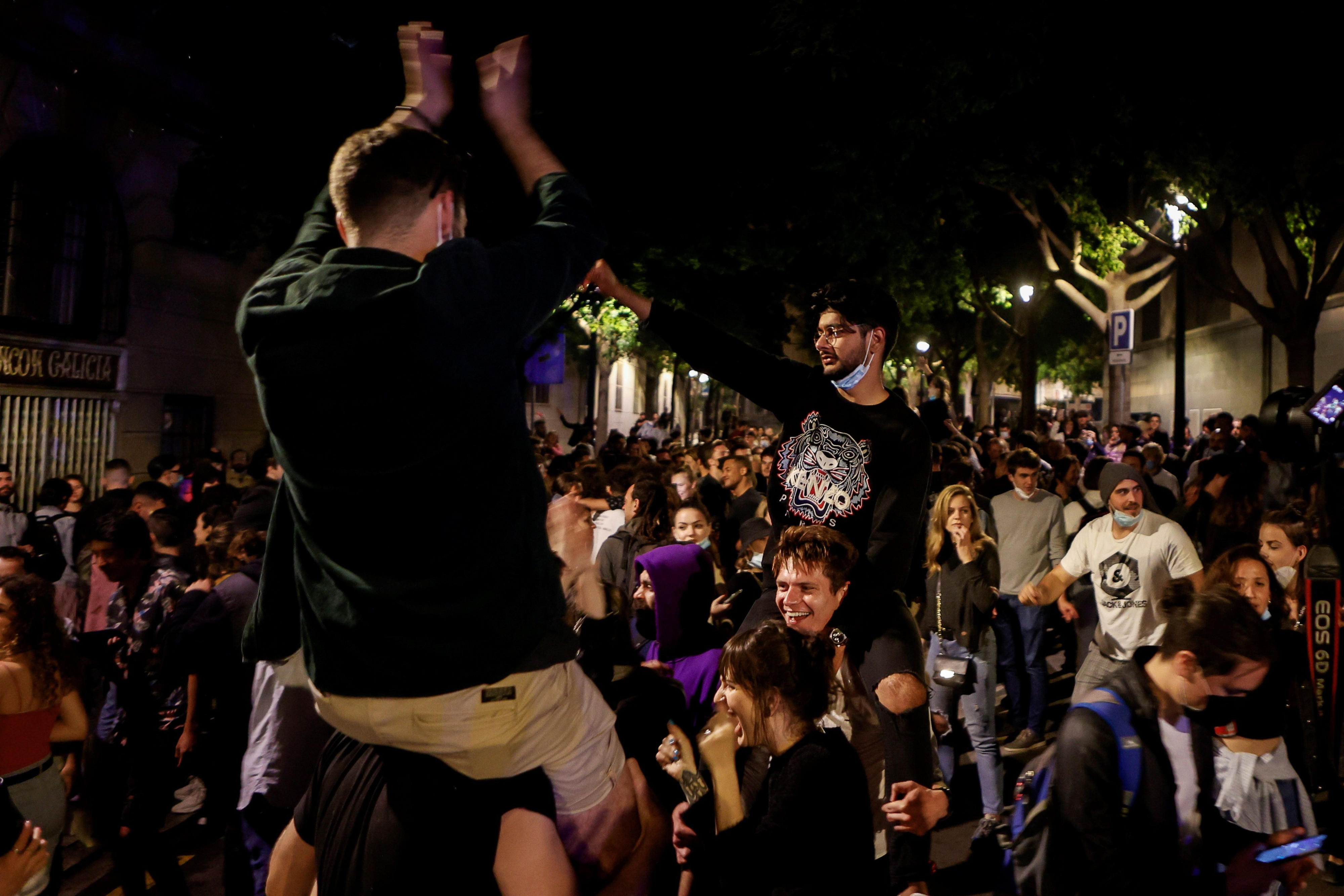 Decenas de jóvenes celebran junto al Passeig de Lluis Companys de Barcelona el fin del estado de alarma en Cataluña / EFE - Quique García