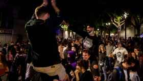 Decenas de jóvenes celebran junto al Passeig de Lluis Companys de Barcelona el fin del estado de alarma en Cataluña / EFE - Quique García