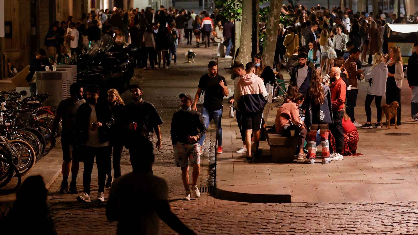 Aspecto del Paseo del Born de Barcelona después del toque de queda y antes de que termine el estado de alarma en Cataluña / EFE - Quique García