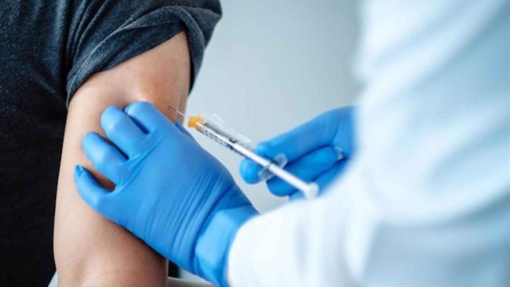 Una persona es vacunada contra el covid-19 / EUROPA PRESS