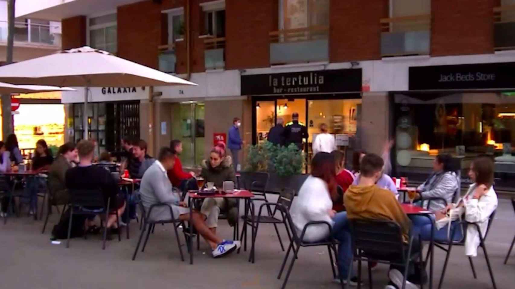 Una terraza de un bar llena en Barcelona / TV3