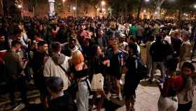 Imagen del Passeig Lluis Companys de Barcelona donde cientos de personas se concentran tras el fin del estado de alarma / EFE - Quique Garcia.