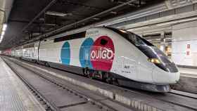 Uno de los trenes 'low cost' de alta velocidad de Ouigo a su llegada a la estación de Sants de Barcelona / ALBERT MAESTRE