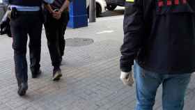 Los Mossos se llevan arrestado al hombre que puso una bomba en la empresa de la que había sido despedido / MOSSOS D'ESQUADRA