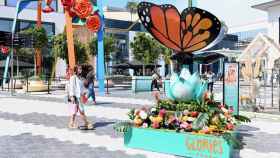 La mariposa gigante instalada por unos artistas falleros en la plaza del centro comercial Glòries, acompañada por las esculturas de Mariscal / CEDIDA
