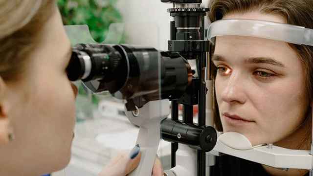 Una paciente se revisa la vista en una visita oftalmológica / PEXELS